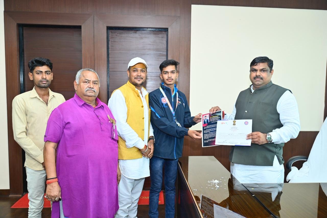 Courtesy meeting of Om Prakash Sen with School Education Minister, increased the prestige of the state by participating in NSS camp