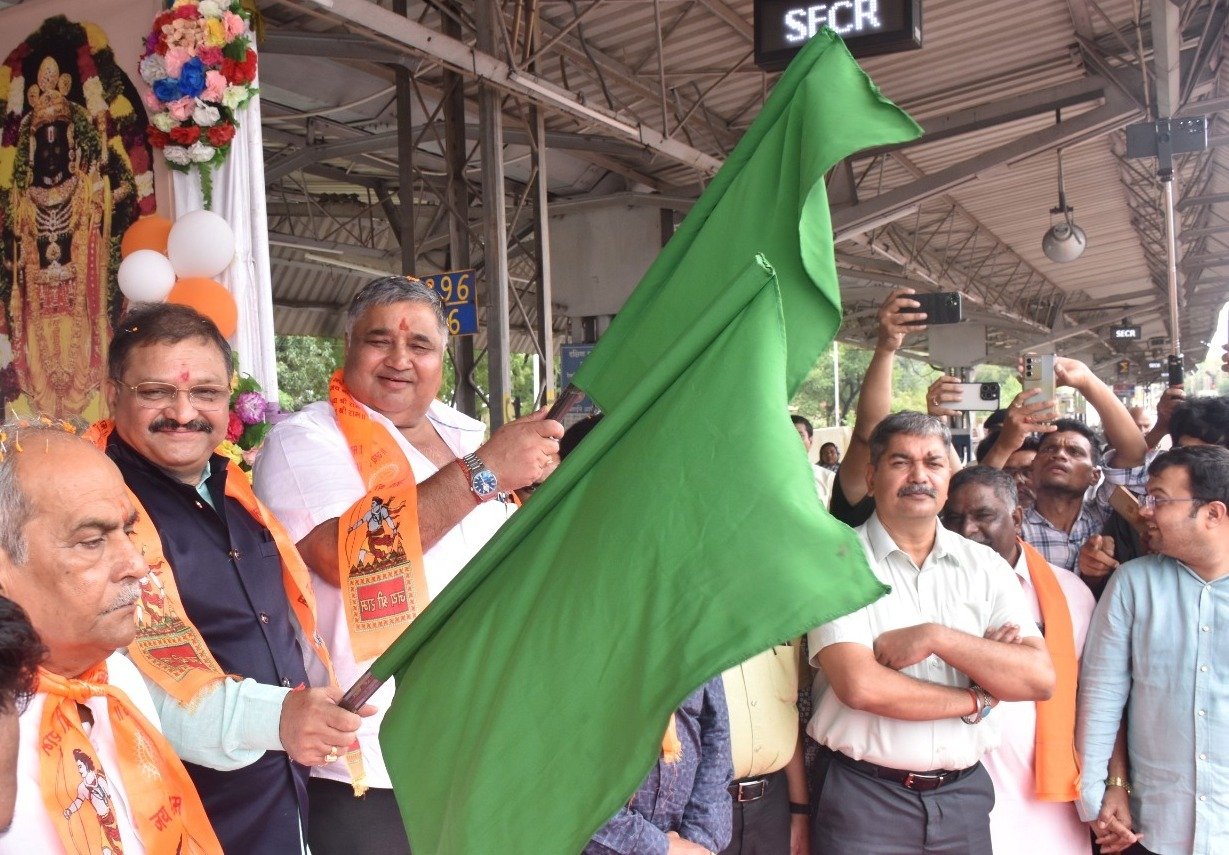A group of pilgrims left from Rajnandgaon and Durg for the darshan of Ayodhya and Kashi