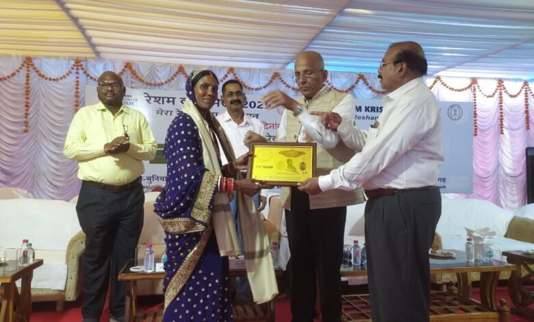 रेशम से लिखी सफलता की कहानी: ग्राम रमतला की 'विजेता' बनीं महिलाओं की मिसाल 1 Success story written with silk: 'Victor' of village Ramtala became an example for women