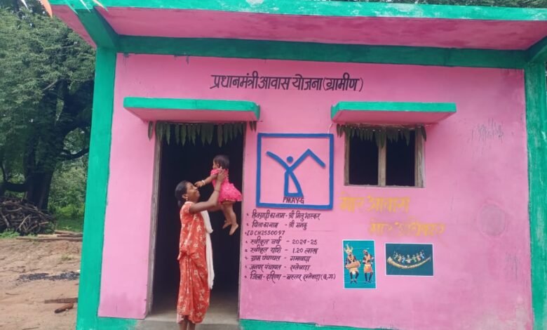दंतेवाड़ा के दूरस्थ गांवों में अब 'कच्चे नहीं, पक्के सपने' बस रहे हैं – प्रधानमंत्री आवास योजना से बदला हजारों का जीवन 1 Now 'not kaccha (unfinished) dreams, but concrete dreams' are being settled in the remote villages of Dantewada - Pradhan Mantri Awas Yojana has changed the lives of thousands