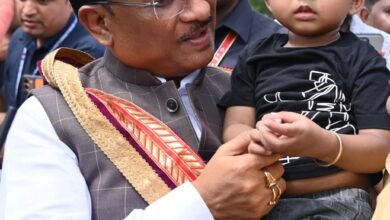 Photo of मुख्यमंत्री की मासूमियत भरी मुस्कान: रायगढ़ के खरसिया हेलीपैड पर बचपन का खास पल