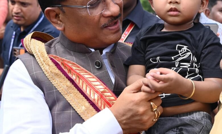 मुख्यमंत्री की मासूमियत भरी मुस्कान: रायगढ़ के खरसिया हेलीपैड पर बचपन का खास पल 1 Chief Minister's innocent smile: Special childhood moment at Kharsia helipad in Raigarh
