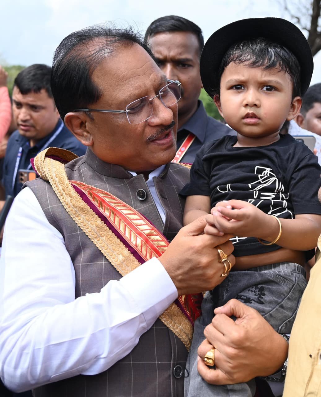 Chief Minister's innocent smile: Special childhood moment at Kharsia helipad in Raigarh