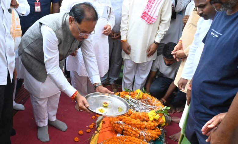 Many dignitaries including the Chief Minister paid tribute to former provincial pracharak Shantaram ji