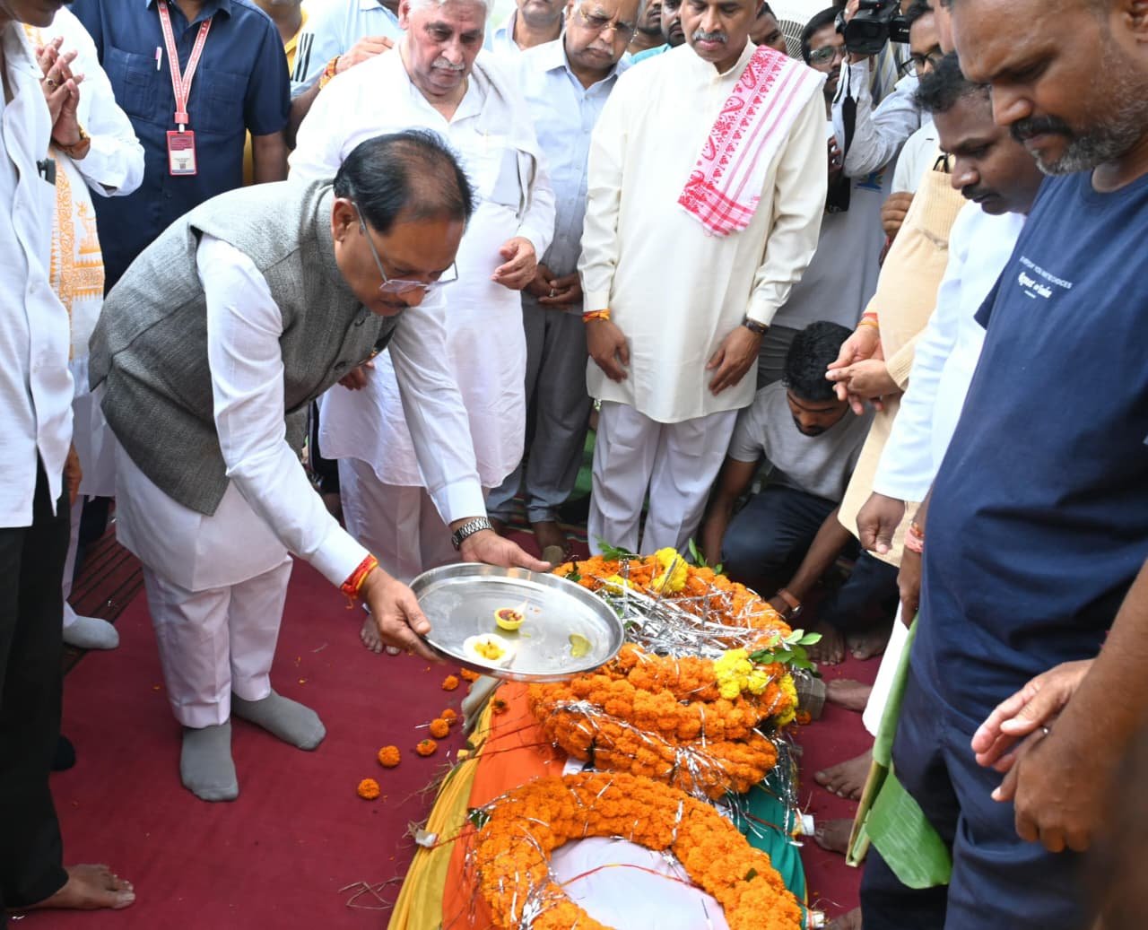 Many dignitaries including the Chief Minister paid tribute to former provincial pracharak Shantaram ji