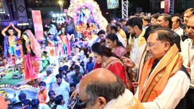 Photo of मुख्यमंत्री पहुंचे गणेश विसर्जन यात्रा में, झांकियों का किया स्वागत
