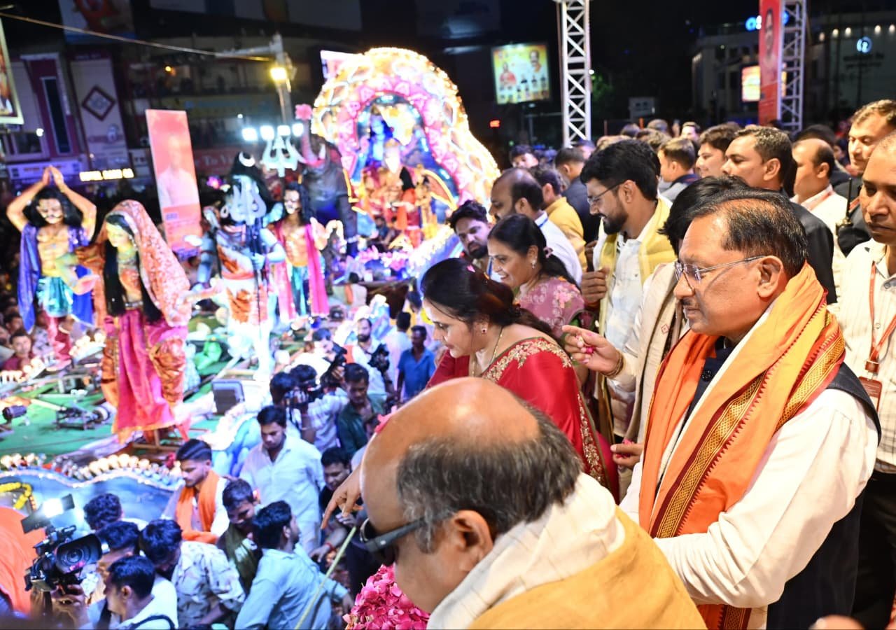 Chief Minister arrived at Ganesh Visarjan Yatra, welcomed the tableaux