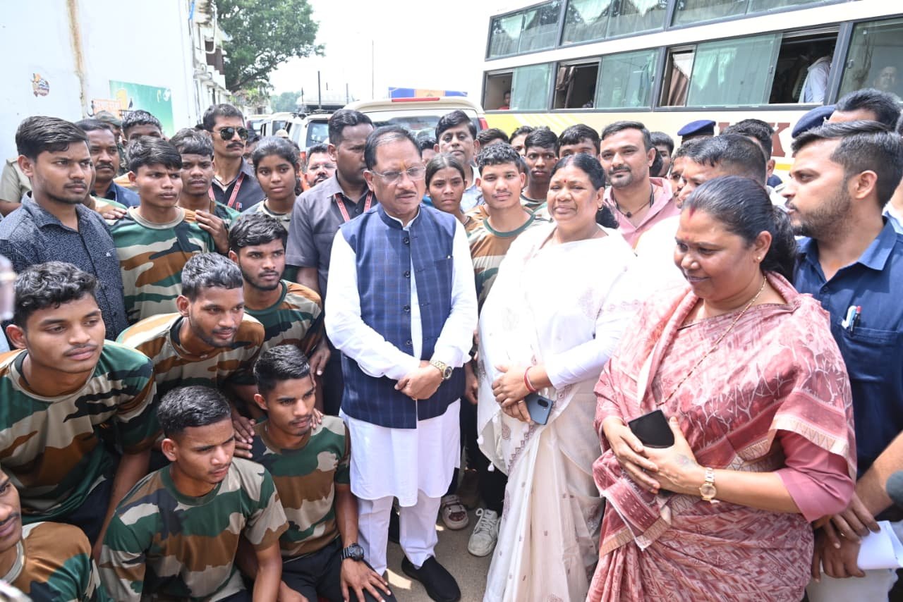 26 Agniveers of Balrampur met the Chief Minister, it was a proud moment for the state