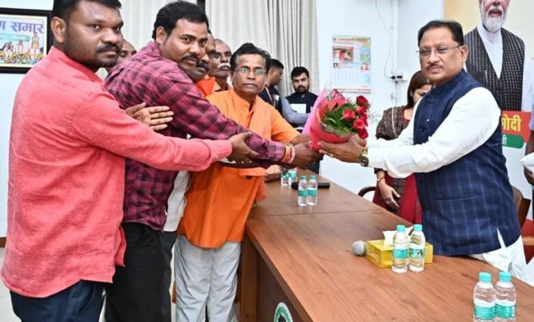गंगरेल बांध डुबान क्षेत्र की मछुआ समितियों को पुनः मछली पालन का अधिकार, मुख्यमंत्री निवास पर जताया आभार 1 Fishermen committees of Gangrel Dam submerged area got the right to fish farming again, expressed gratitude at Chief Minister's residence