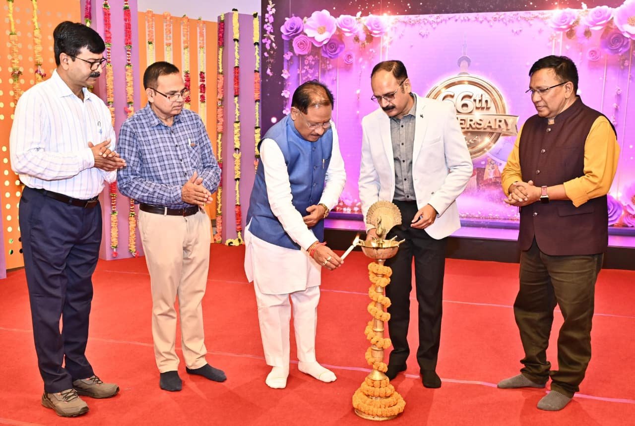 A grand event was organized in the capital Raipur on the 66th foundation day of Doordarshan, the evening was filled with cultural colors