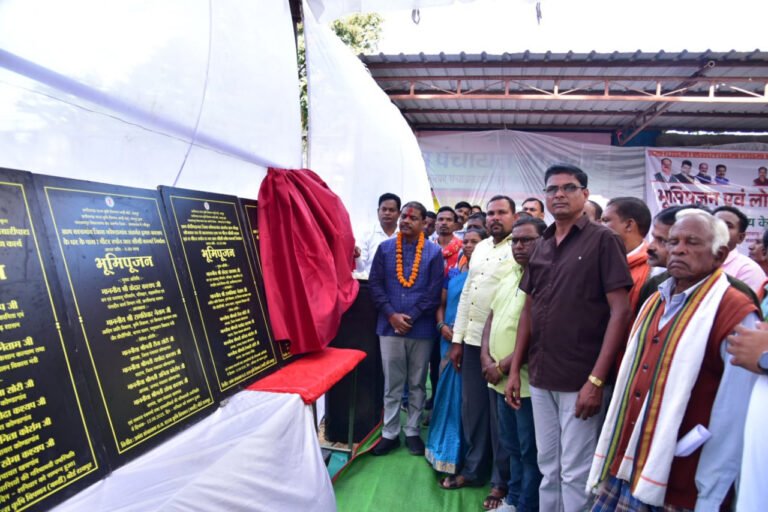 Forest and Climate Change Minister Kedar Kashyap gave a development gift of Rs 1.69 crore, also announced the construction of a temple and a shed