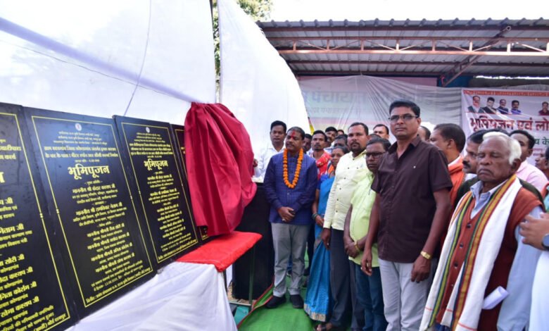 वन एवं जलवायु परिवर्तन मंत्री केदार कश्यप ने दी 1.69 करोड़ की विकास सौगात, मंदिर और शेड निर्माण की भी घोषणा 1 Forest and Climate Change Minister Kedar Kashyap gave a development gift of Rs 1.69 crore, also announced the construction of a temple and a shed