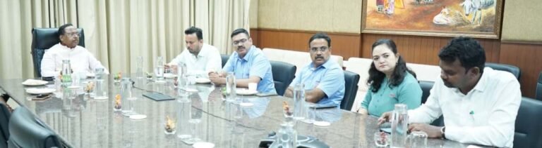 Chhattisgarh Minister Ramvichar Netam attended the "Rising Agri Summit" and learned the tricks of dairy management from the Amul plant.