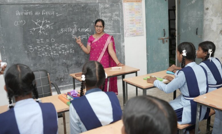 कोरबा के वनांचल स्कूल में बदला पढ़ाई का माहौल, छात्र-छात्राएं हुए उत्साहित 1 The learning environment at Korba's Vananchal School has changed, and students are excited.