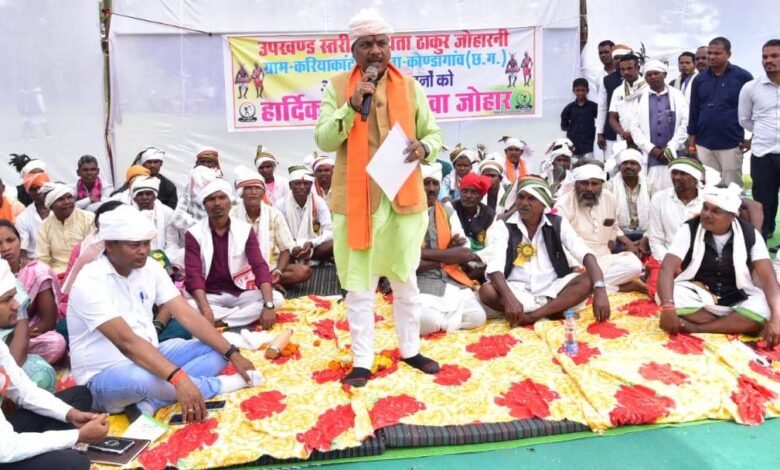 Kedar Kashyap participated in the Gayta Joharni programme in Kariyakanta and Moongawal, emphasising on the preservation of tribal culture.