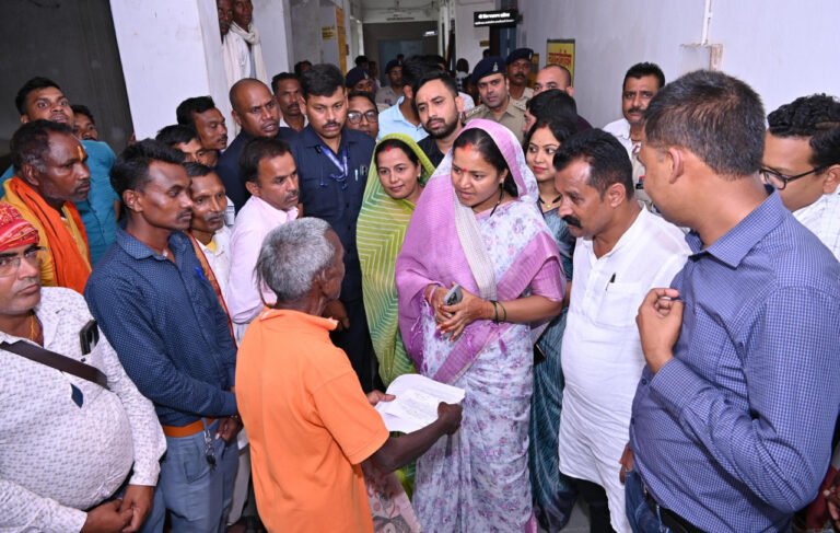 Minister Laxmi Rajwade interacted with villagers and reviewed development works in Bhatgaon assembly constituency.