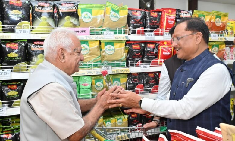 जब "के मार्ट" पहुंचे मुख्यमंत्री — आम ग्राहकों के बीच एक आम इंसान की तरह 1 When the Chief Minister visited K Mart – like a common man among ordinary customers