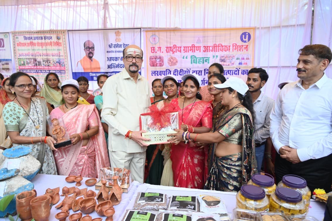 Governor Ramen Deka meets Lakhpati Didis in Kabirdham, appreciates their innovations and livelihood models