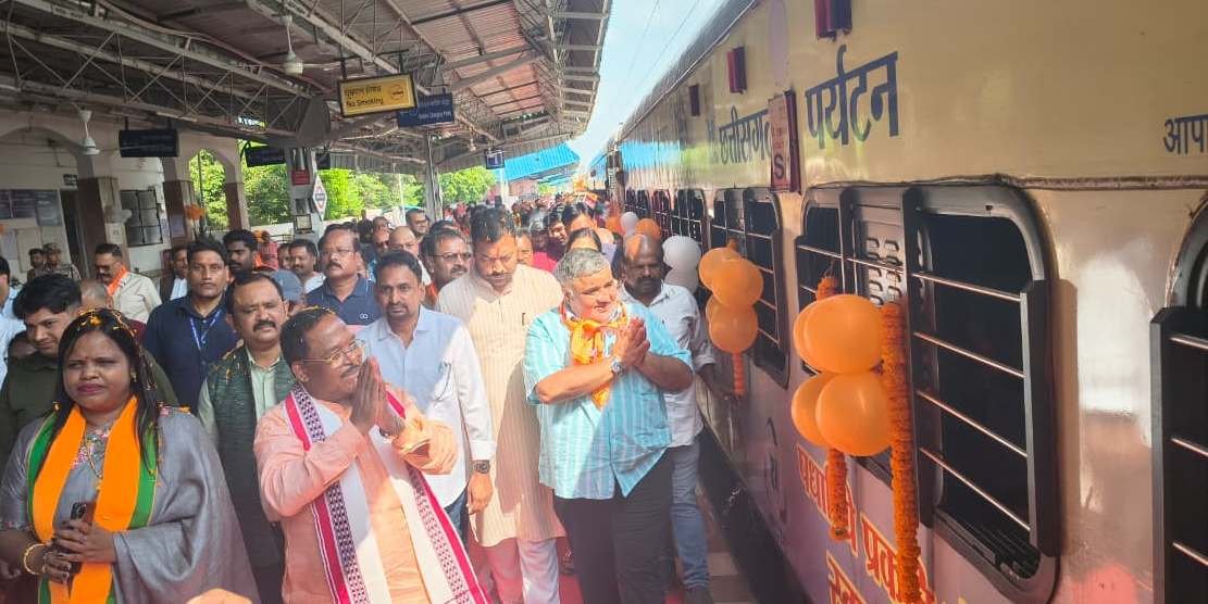 850 devotees from Surguja Division depart for Ayodhya Dham. An opportunity to connect with faith and culture, the group departed by special train.