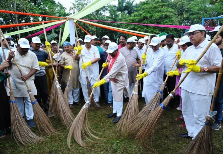 Bilaspur united with the message of cleanliness and prosperity, performed collective labour donation on Pandit Deendayal Upadhyay Jayanti