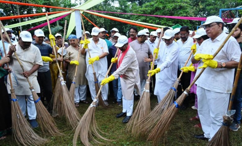 स्वच्छता और समृद्धि के संदेश के साथ एकजुट हुआ बिलासपुर, पंडित दीनदयाल उपाध्याय जयंती पर किया सामूहिक श्रमदान 1 Bilaspur united with the message of cleanliness and prosperity, performed collective labour donation on Pandit Deendayal Upadhyay Jayanti