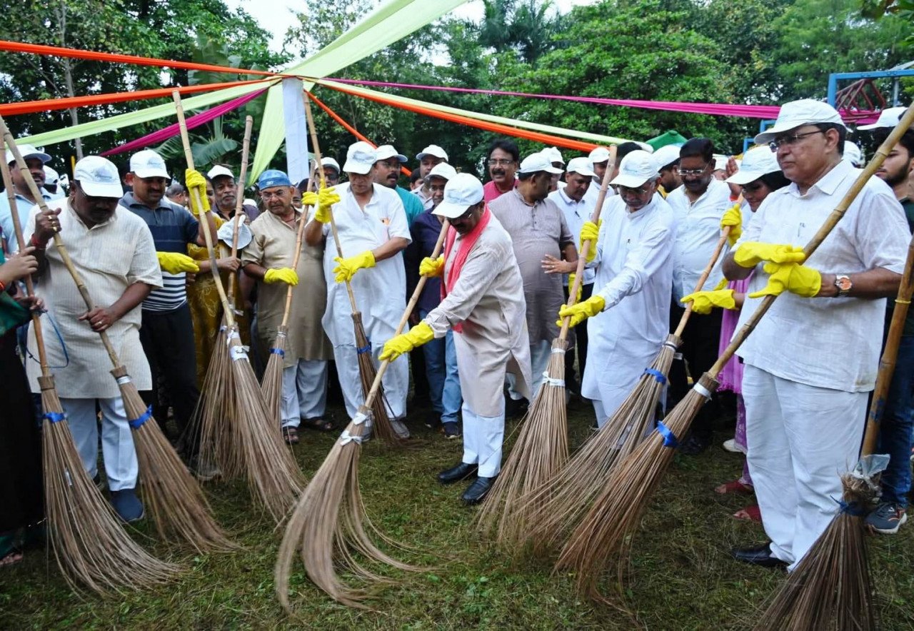 Bilaspur united with the message of cleanliness and prosperity, performed collective labour donation on Pandit Deendayal Upadhyay Jayanti
