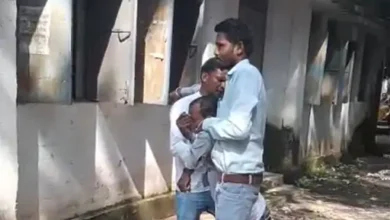 Photo of नशे में धुत्त होकर दफ्तर पहुंचा कानूनगो, जमीन पर गिरा — कलेक्टर ने किया सस्पेंड