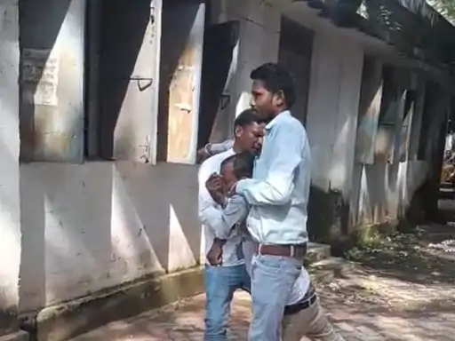 नशे में धुत्त होकर दफ्तर पहुंचा कानूनगो, जमीन पर गिरा — कलेक्टर ने किया सस्पेंड 1 Kanungo reached office in a drunken state, fell on the ground - Collector suspended him