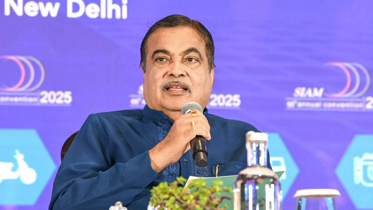 "I build roads and I face abuses?" - Gadkari's sharp attack on bureaucracy!