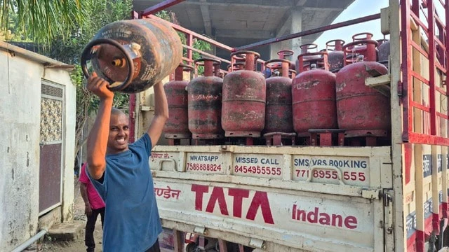 दिल्ली से पटना तक राहत की बारिश, एलपीजी सिलेंडर की कीमतों में बड़ी गिरावट 1 Relief rain from Delhi to Patna, big drop in LPG cylinder prices