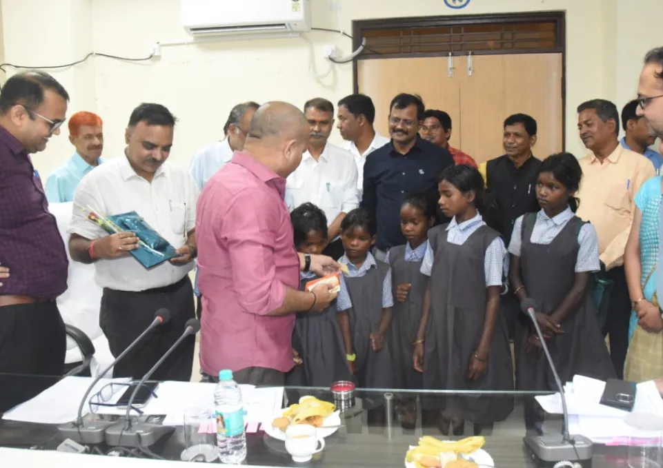 Pahari Korwa children met the Collector, an initiative was taken to integrate them into the mainstream of education.
