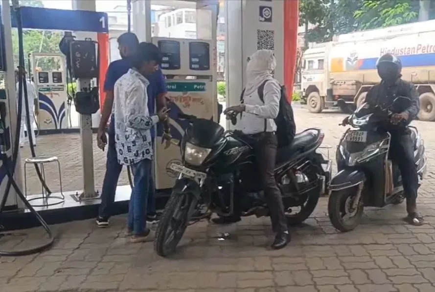 'No helmet, no fuel' campaign fails in Raipur!