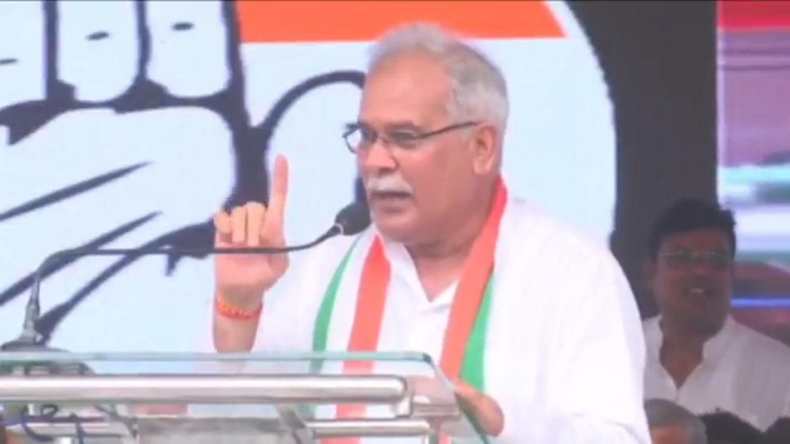 Bhupesh Baghel surrounded PM Modi, raised the issue of vote theft and saving the throne