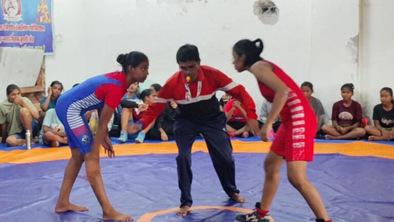 District level school wrestling competition in Raipur: 130+ players showed their strength, chance of selection at national level