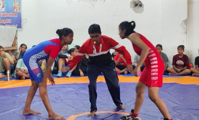 रायपुर में जिला स्तरीय शालेय कुश्ती प्रतियोगिता : 130+ खिलाड़ियों ने दिखाया दम, राष्ट्रीय स्तर पर चयन का मौका 1 District level school wrestling competition in Raipur: 130+ players showed their strength, chance of selection at national level