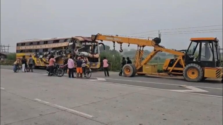 Bus of devotees returning from Ayodhya collided with trailer, 4 dead, 6 critical