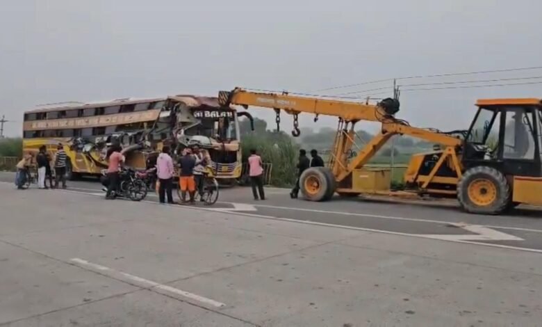 अयोध्या से लौट रही श्रद्धालुओं की बस ट्रेलर से टकराई, 4 की मौत, 6 गंभीर 1 Bus of devotees returning from Ayodhya collided with trailer, 4 dead, 6 critical