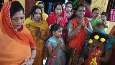 Photo of मातृ शक्ति ने किया शस्त्र पूजन, तलवार-लाठियों के साथ मां भगवती की आराधना