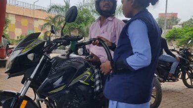 Photo of रायपुर में हेलमेट नियम हुआ सख्ती से लागू, हेलमेट नहीं तो पेट्रोल नहीं!