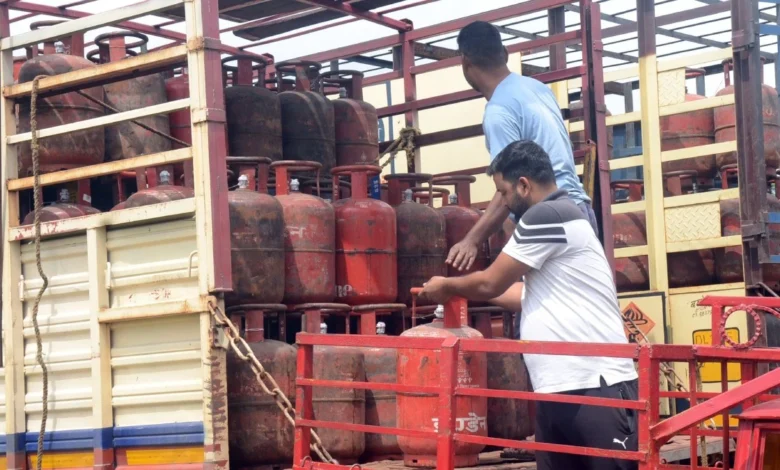 अब सिर्फ दो GST स्लैब: खाने-पीने से लेकर टीवी-कार तक सब होगा सस्ता, लेकिन LPG पर राहत नहीं 1 Now only two GST slabs: Everything from food and drinks to TVs and cars will be cheaper, but no relief on LPG.