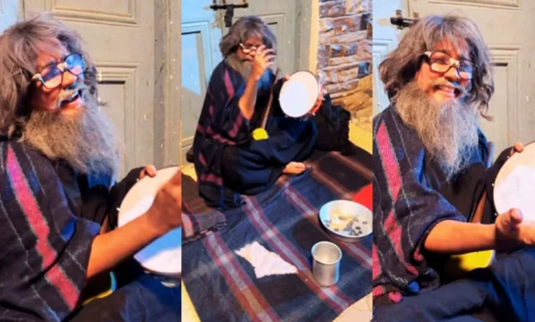 भिखारी के वेश में सड़क किनारे गाता दिखा ये शख्स, असलियत जानकर रह जाएंगे हैरान – ये एक एक्ट्रेस हैं! 1 This person was seen singing on the roadside in the guise of a beggar, you will be surprised to know the reality – she is an actress!