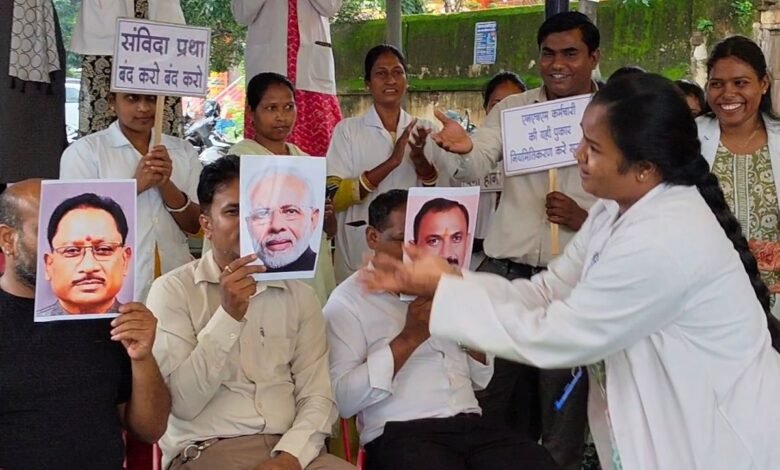 NHM contract employees protest in Chhattisgarh: 16,000 resigned en masse, government's strictness continues