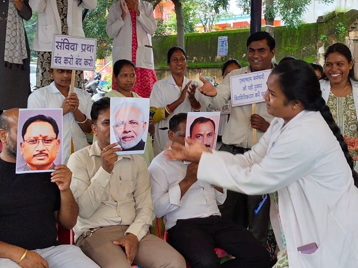NHM contract employees protest in Chhattisgarh: 16,000 resigned en masse, government's strictness continues