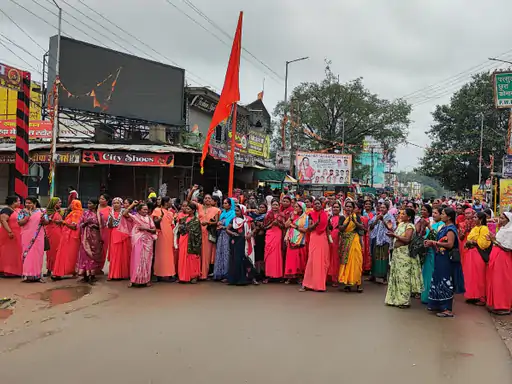 मितानिन बहनों का हक़ के लिए संघर्ष जारी, रायपुर की राह में प्रशासन ने लगाए रोड़े 1 Mitanin sisters' struggle for their rights continues, administration puts obstacles in their way to Raipur