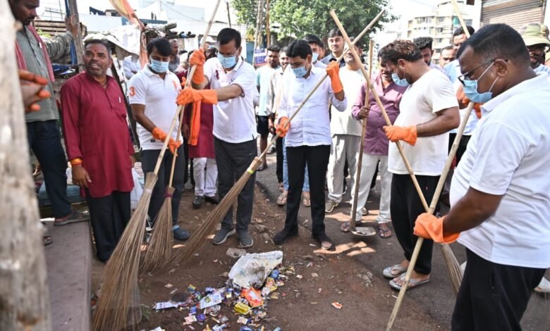 बदलाव की मिसाल बने राजस्व मंत्री वर्मा, झाड़ू उठाकर दिया स्वच्छता का संदेश 1 Revenue Minister Verma became an example of change, gave the message of cleanliness by picking up a broom.