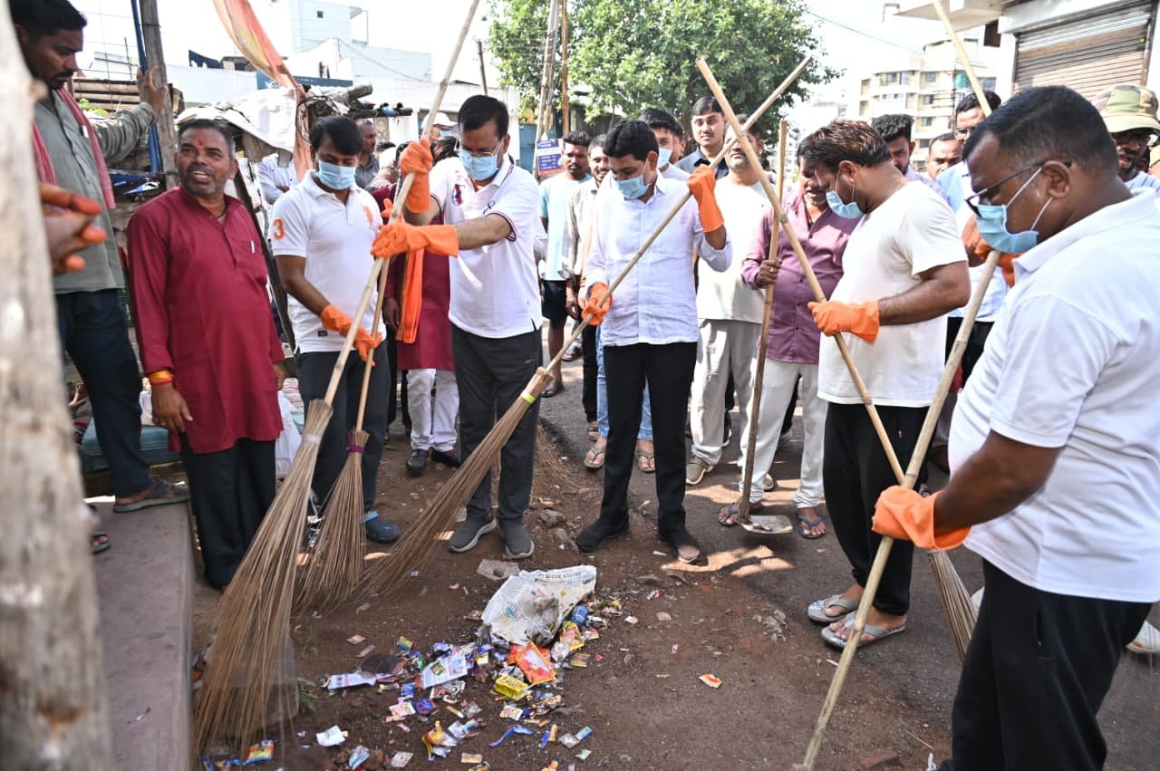 Revenue Minister Verma became an example of change, gave the message of cleanliness by picking up a broom.