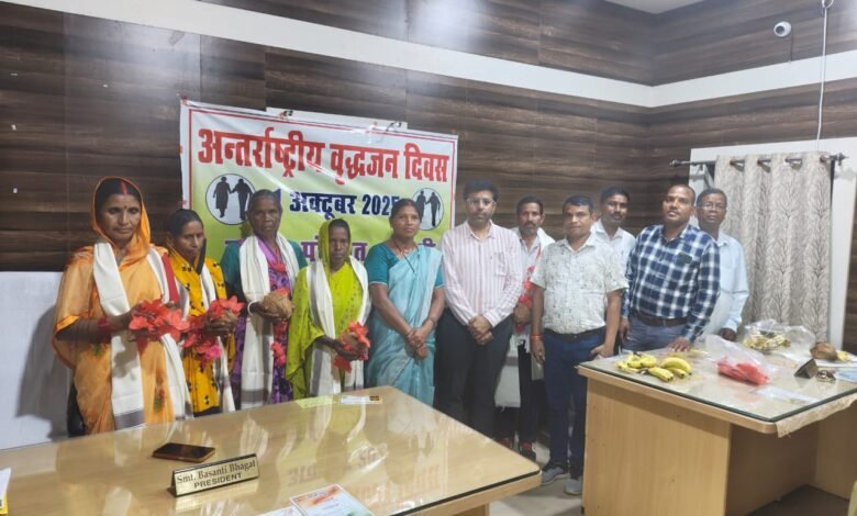 वृद्धों के अनुभव को सम्मान, बलरामपुर में बुजुर्गों का गरिमामय अभिनंदन 1 Respect for the experience of the elderly, dignified felicitation of the elderly in Balrampur