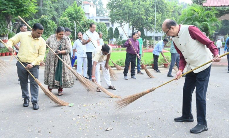 Raj Bhavan's participation in cleanliness: Governor gives the message of Clean India on Gandhi Jayanti