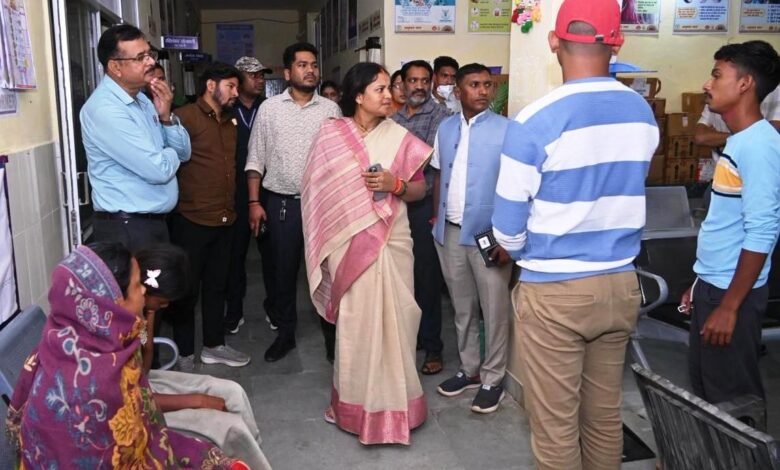 सूरजपुर के भांड़ी गांव में उल्टी-दस्त से प्रभावित ग्रामीणों से मुलाकात, इलाज और निगरानी के निर्देश 1 Instructions for meeting, treatment and monitoring of villagers affected by vomiting and diarrhea in Bhandi village of Surajpur