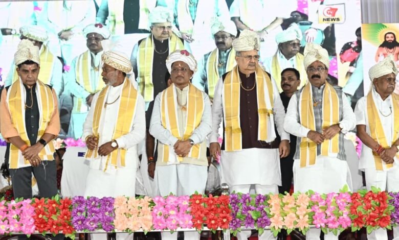 मुख्यमंत्री ने भंडारपुरी धाम में 16 विकास कार्यों का भूमिपूजन किया, गुरु दर्शन एवं संत समागम मेला में लिया आशीर्वाद 1 The Chief Minister performed the ground breaking ceremony for 16 development works at Bhandapuri Dham and took blessings at the Guru Darshan and Sant Samagam fair.